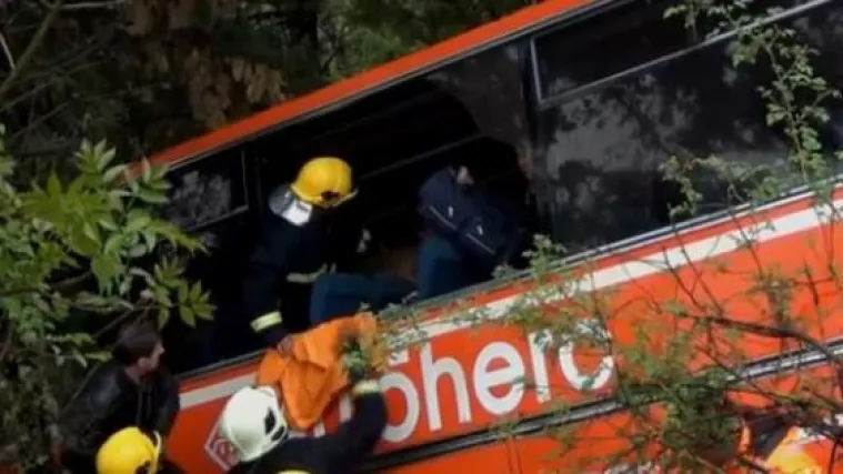 Autobus pun djece sletio u provaliju!