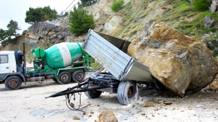 Omišani u strahu: Kamena grdosija prijeti stanovništvu!