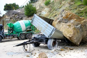 Omišani u strahu: Kamena grdosija prijeti stanovništvu!