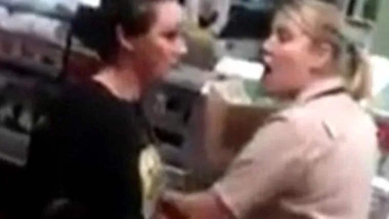 Tinejdžeri poharali restoran i razbacivali se hranom