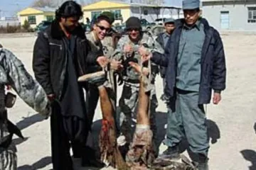 Vojnici se slikali s raskomadanim pobunjenikom!