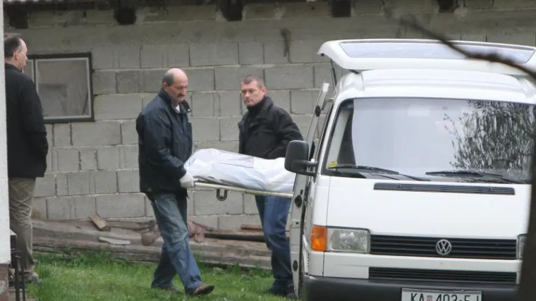 Ubio ga i na glavu mu stavio partizansku kapu