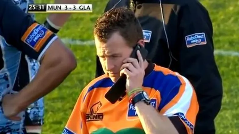 On dijeli pravdu uz pomoć mobitela!