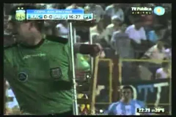 Fanatični navijači bacali štake na travnjak