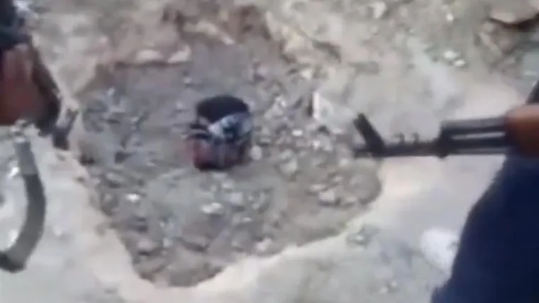 Strava u Siriji: Zakopali živog čovjeka i to snimali!