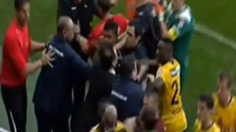 Poludjeli trener izazvao masovnu tučnjavu