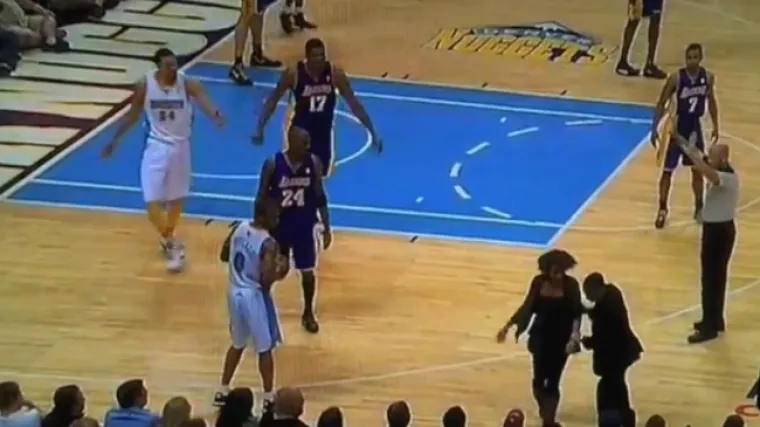 Mrtva pijana uletjela na teren i prekinula meč