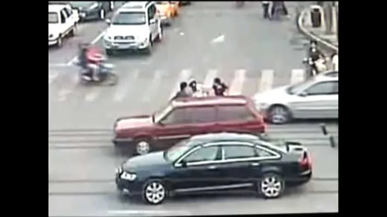 Nabrijana žena brutalno pretukla policajca!