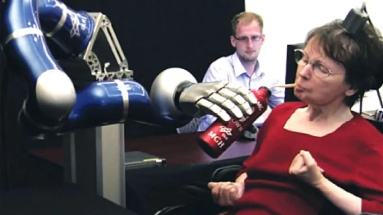 Robotom upravljaju samo svojim mislima!