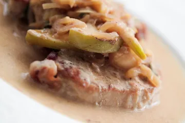 Jabuka u sočnoj kombinaciji sa svinjskim kotletom