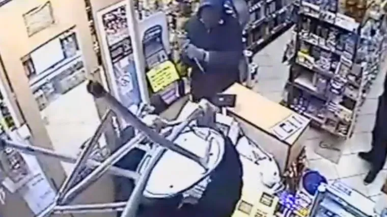 Blagajnik stolicom otjerao naoružanog lopova