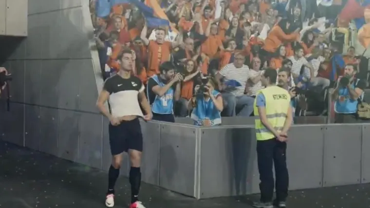 Urnebesno: Ronaldu navukli premali dres!