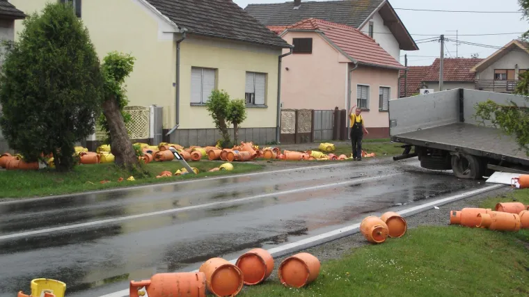 S ceste izletio kamion pun plinskih boca