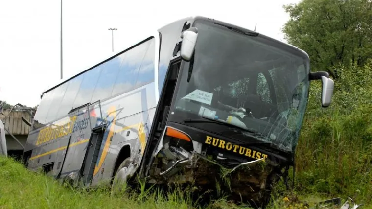 Stravično: Autobus pun studenata pao u provaliju!