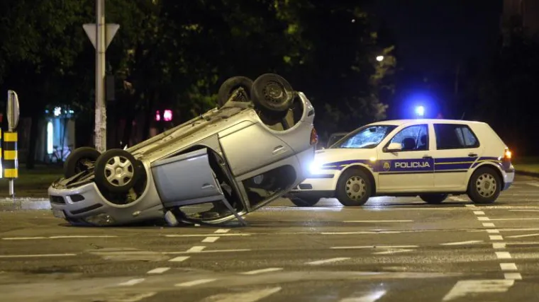 Automobil nakon sudara zavr&scaron;io na krovu