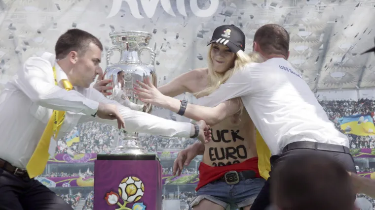 Gole žene napale trofej i vikale: 'Je*** EURO!'