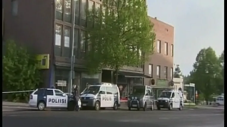 Tinejdžer pucao sa zgrade, ubio dvoje ljudi!