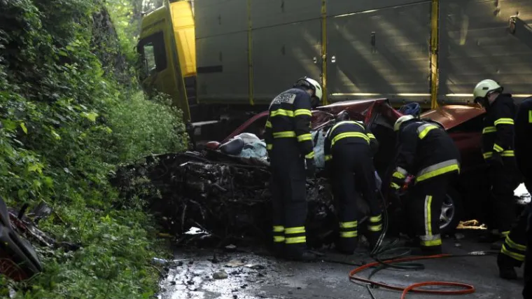 Vatrogasci izvukli tijelo vozača iz smrskanog automobila!