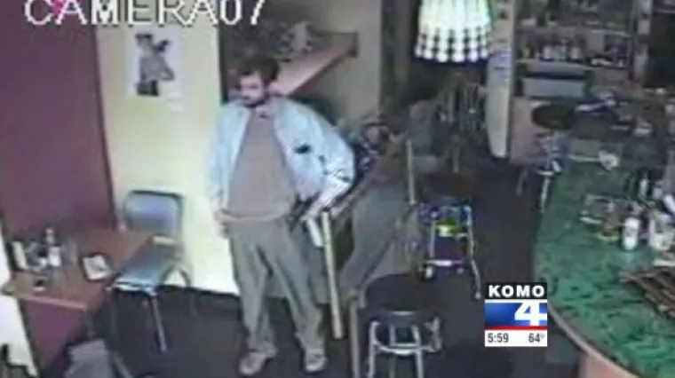 Ubio petero ljudi pa si pucao u glavu!