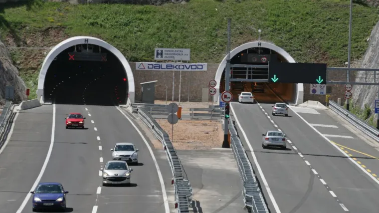 Lančani sudar u tunelu Sv. Rok, ozlijeđena jedna osoba