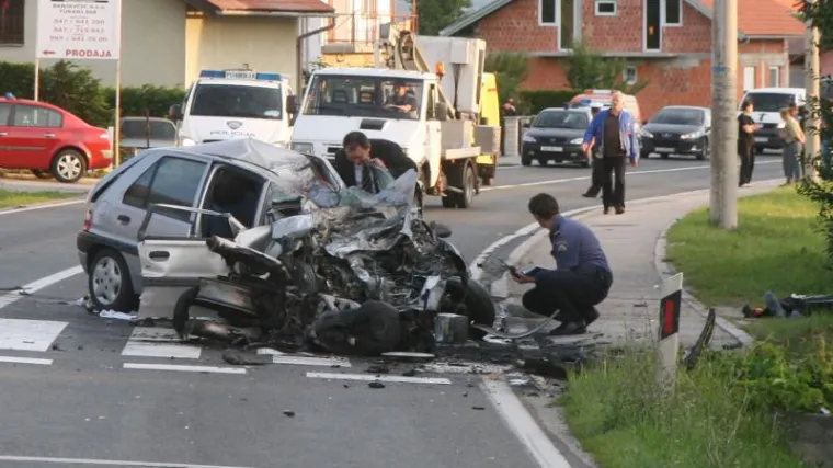 U sudaru motora i automobila poginulo troje ljudi