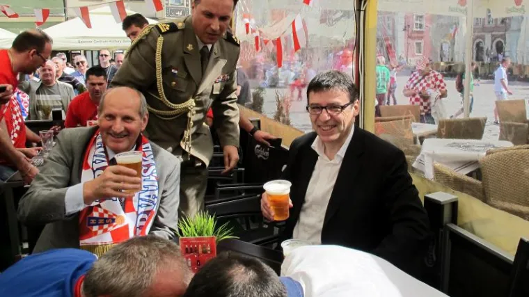 Ministri popili pivo s hrvatskim navijačima u Poznanu