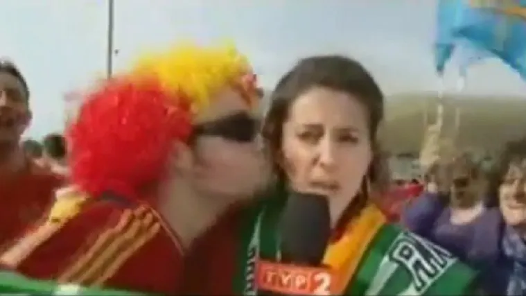 Navijači pred kamerama 'zaskočili' novinarku!