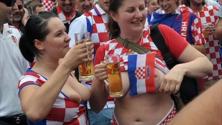 Hrvatske navijačice golih grudi hit Facebooka!