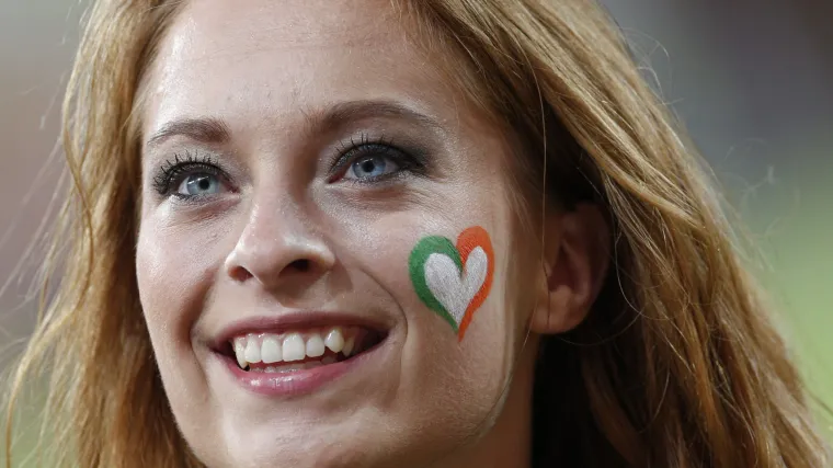 Ludi Irci dizali suknje i pokazivali međunožje