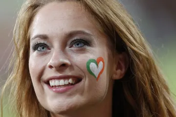 Ludi Irci dizali suknje i pokazivali međunožje