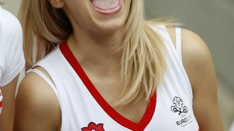 Navijač se osramotio pred curom i kamerama