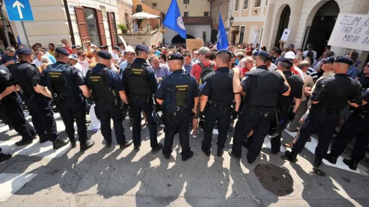 'Neka Čačić dođe i zaustavi kemikalije koje su unutra'