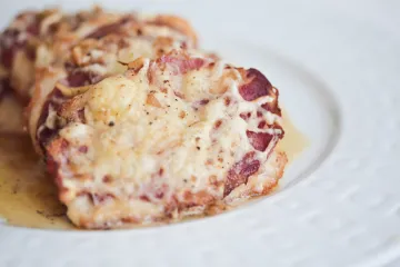 Puretina u kombinaciji s buđolom i sirom