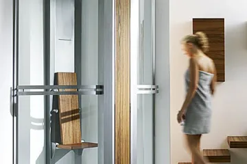 Neobična kazna: Otac snimao kćer dok se tušira!