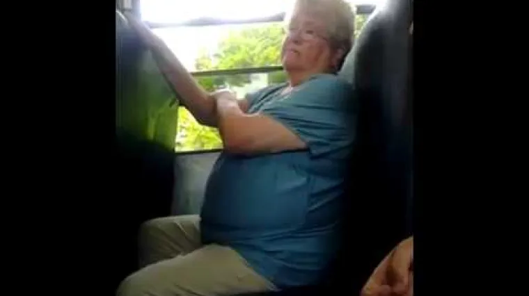 Učenici maltretirali nedužnu staricu u autobusu