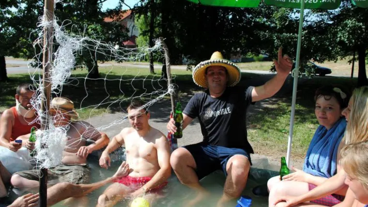 Ludi prosvjed: Kupali se u prikolici na parkiralištu!