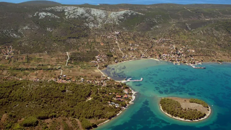 Čehinja u naletu bijesa preplivala Pašmanski kanal