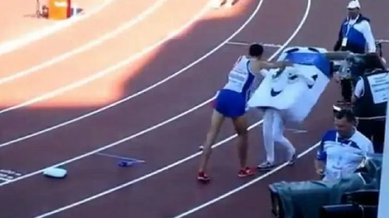 Nakon pobjede nasrnuo na simpatičnu maskotu!