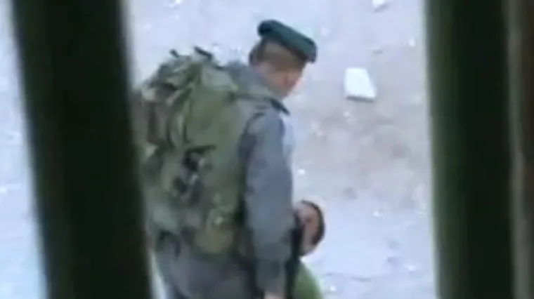 Izraelski policajac nasred ceste tukao dječaka