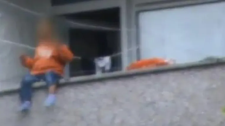 Dječak skoro pao kroz balkon dok je majka spavala