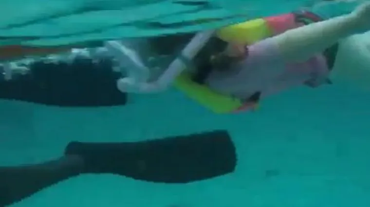 Dopustili petogodi&scaron;njoj kćeri da pliva sa psinama