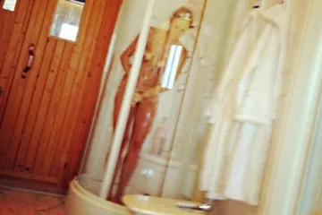 Bivši vratar Reala objavio sliku gole supruge