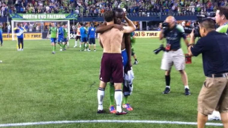 Dirljiva scena: Zagrlio igrača koji ga je brutalno polomio