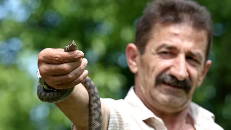 Po dvori&scaron;tu mu puze poskoci, on mrtav hladan