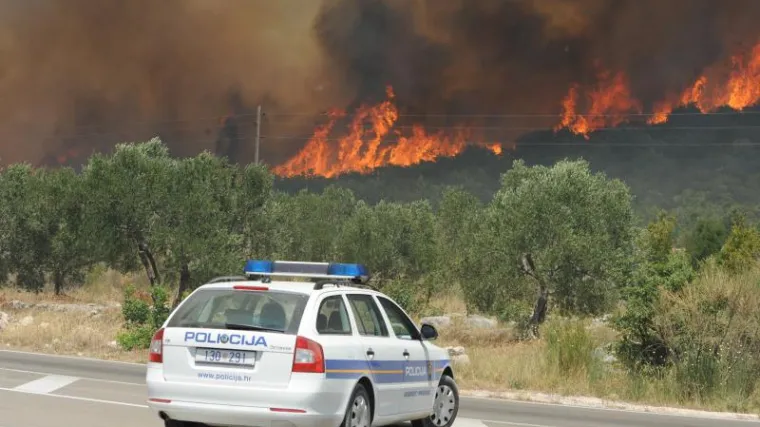 Lokaliziran požar kod Vodica, i dalje gori blizu Zadra