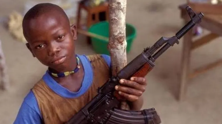 Stotine tisuća djece su robovi s oružjem u ruci!