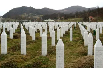 Srebrenica: Izviždali delegacije, jednog političara pogodili bocom