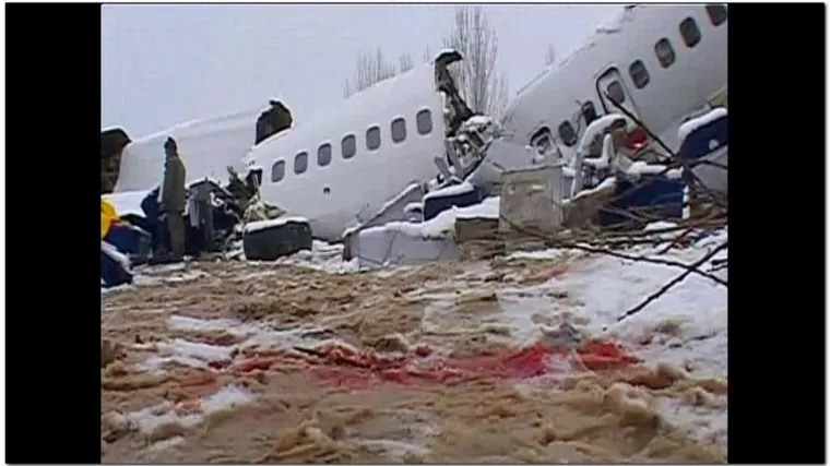 Avion se prepolovio i zapalio prilikom slijetanja