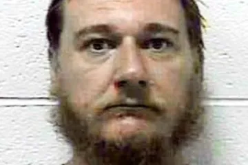 Zatočio suprugu, palio je peglom i vrućom tavom