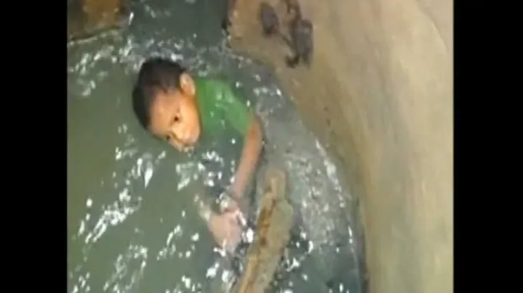 Dječak propao u kanalizaciju i umalo poginuo